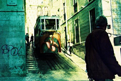 Uomo che osserva un tram in discesa