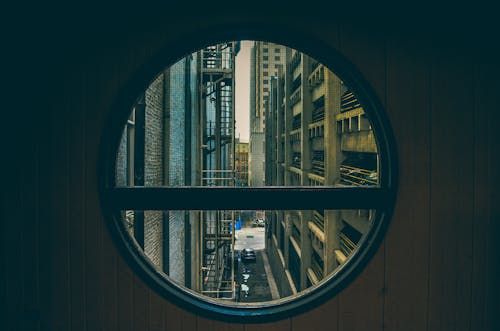 Finestra su una strada circondata da palazzi